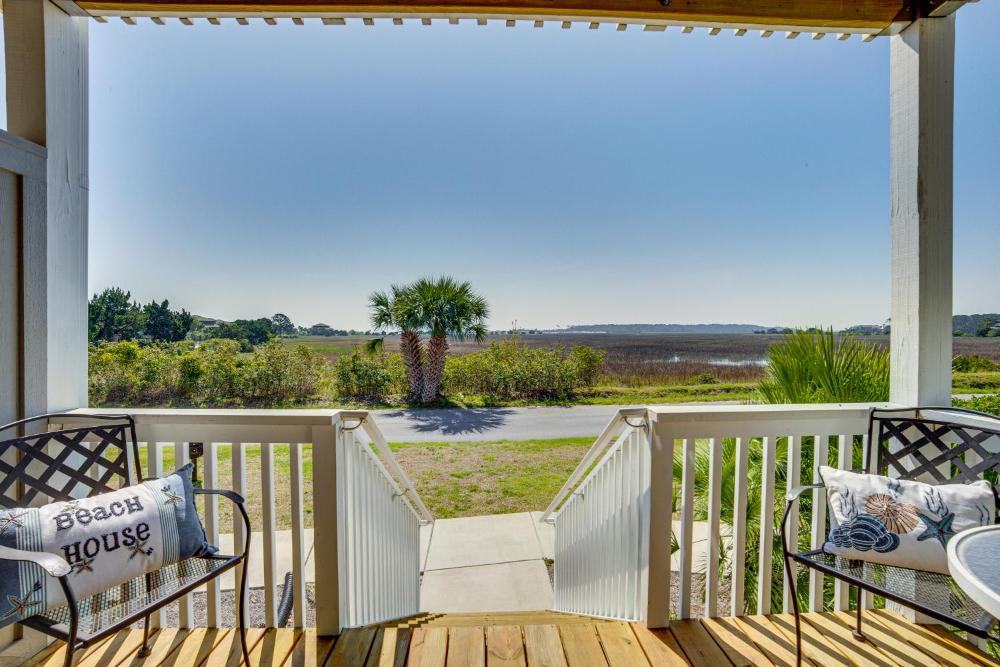 Harbor Island Condo with Deck - Steps to Beach!